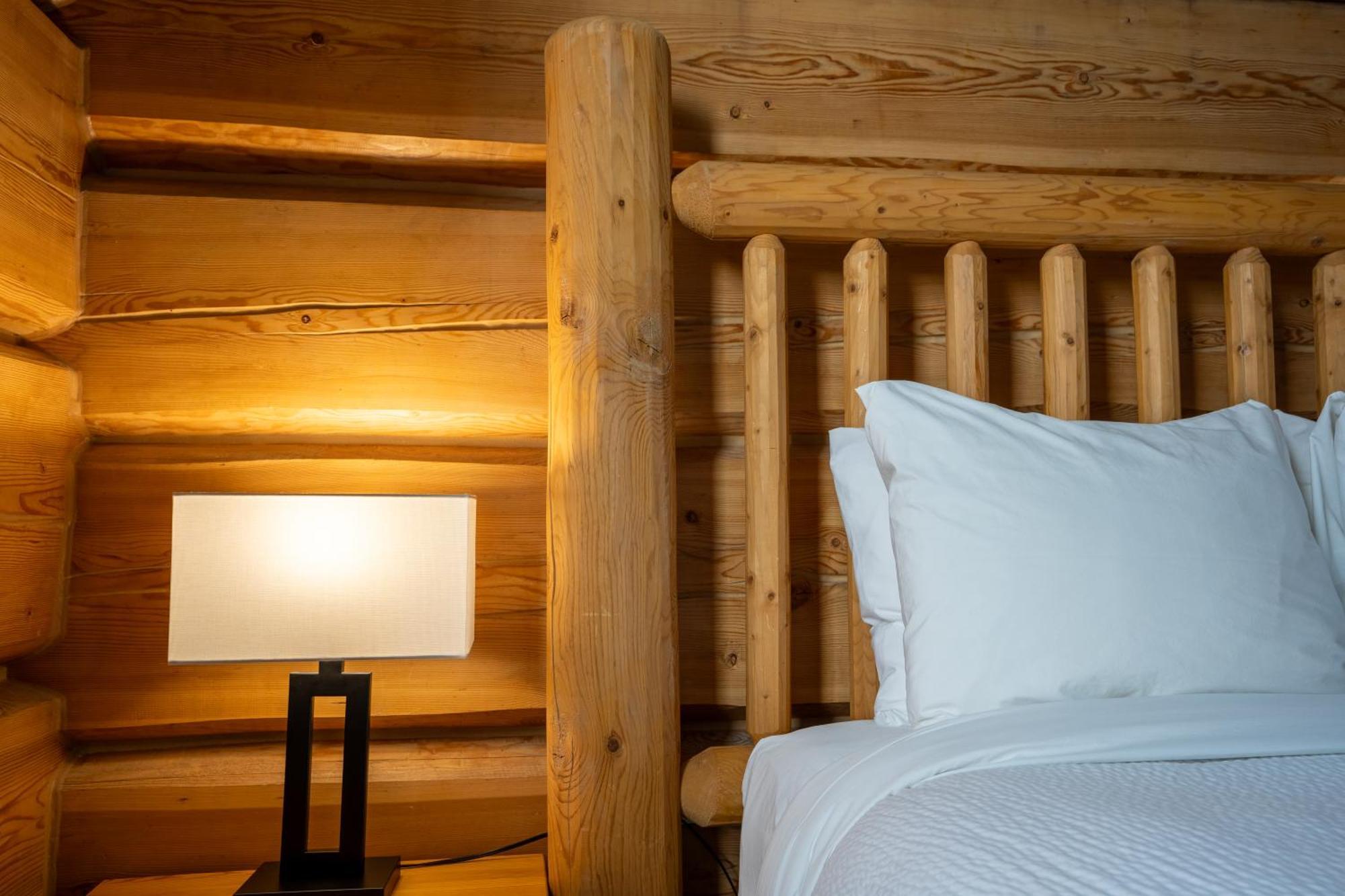 Basecamp Lodge Golden *