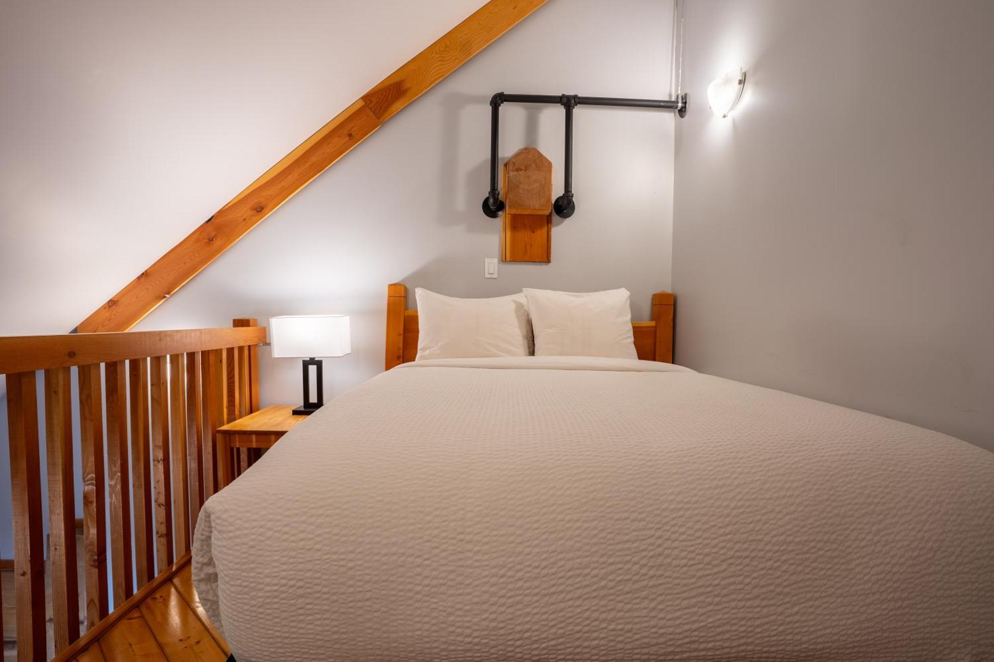 Basecamp Lodge Golden *