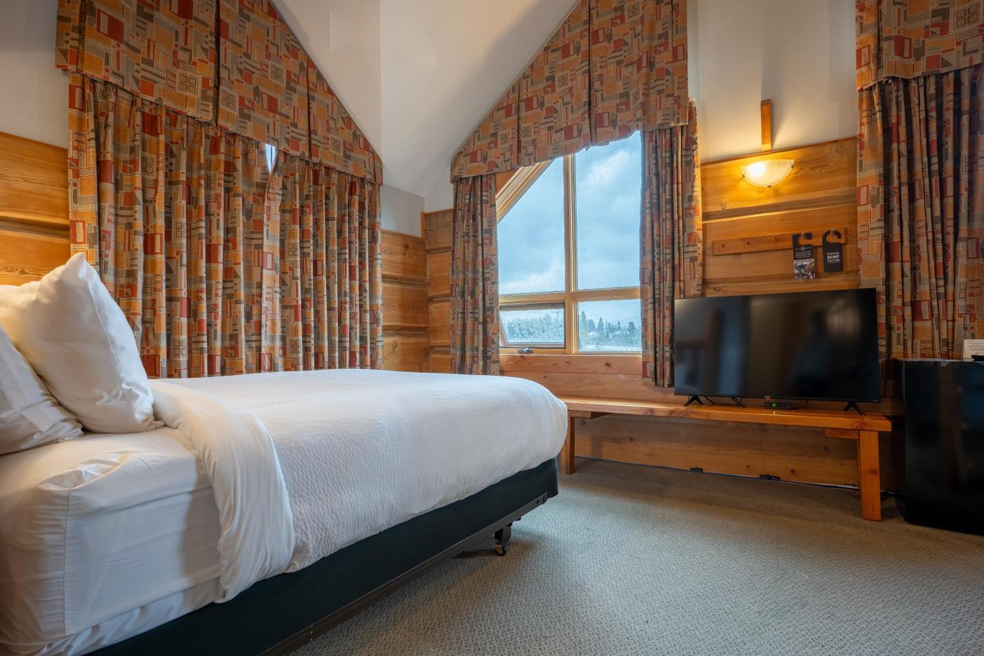 Basecamp Lodge Golden Lodge Golden