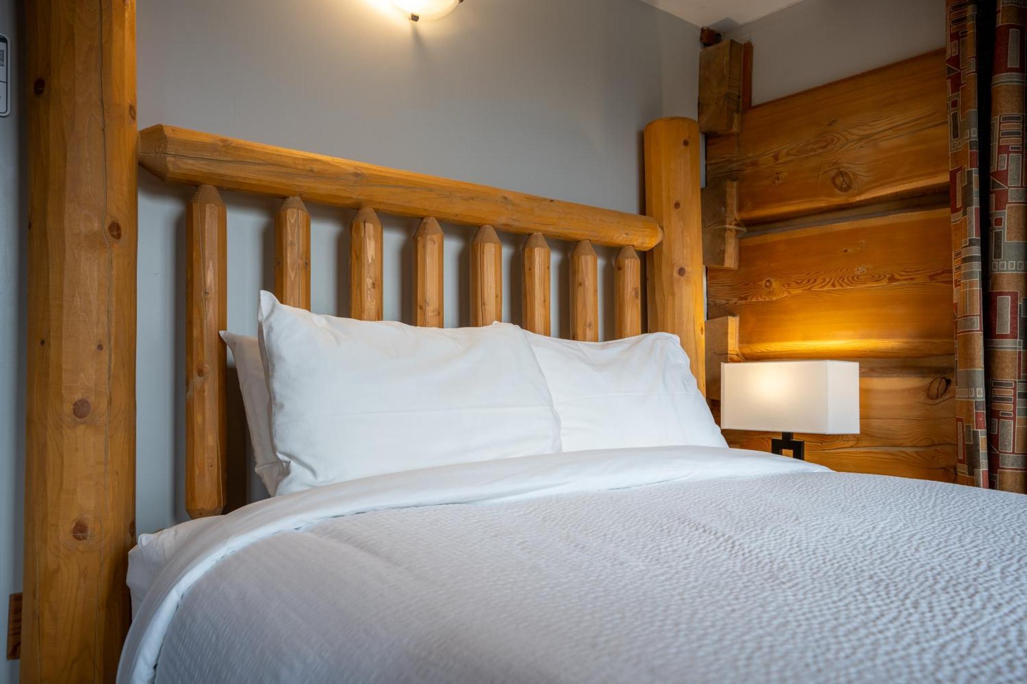 Basecamp Lodge Golden Lodge *
