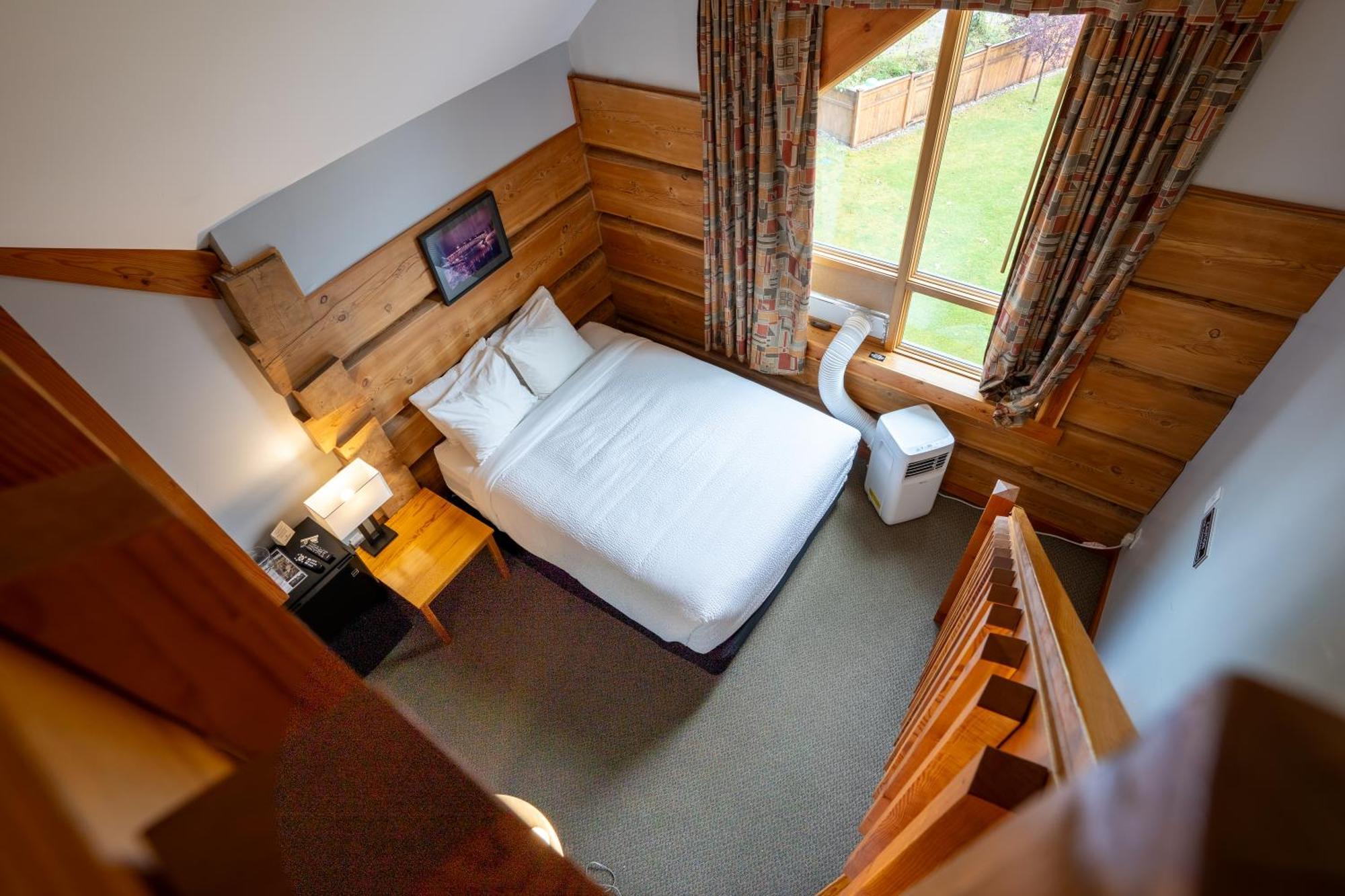 Basecamp Lodge Golden * Golden