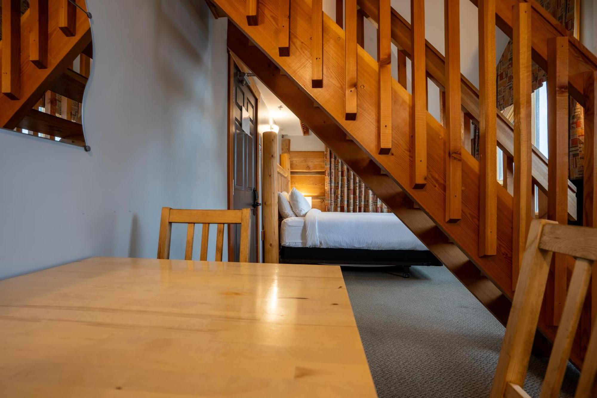 Basecamp Lodge Golden *