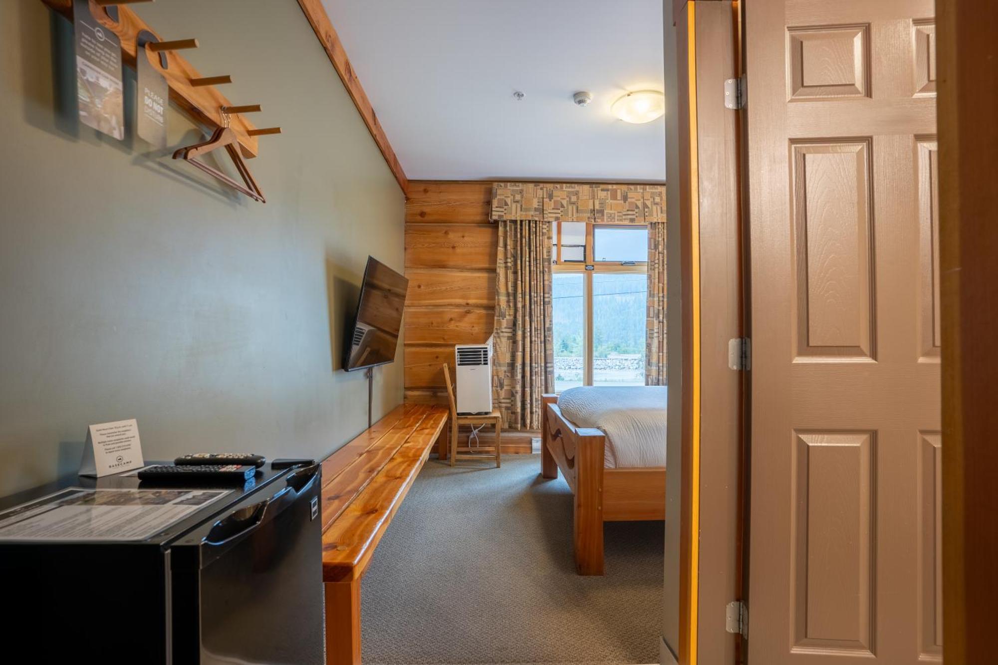 Basecamp Lodge Golden *