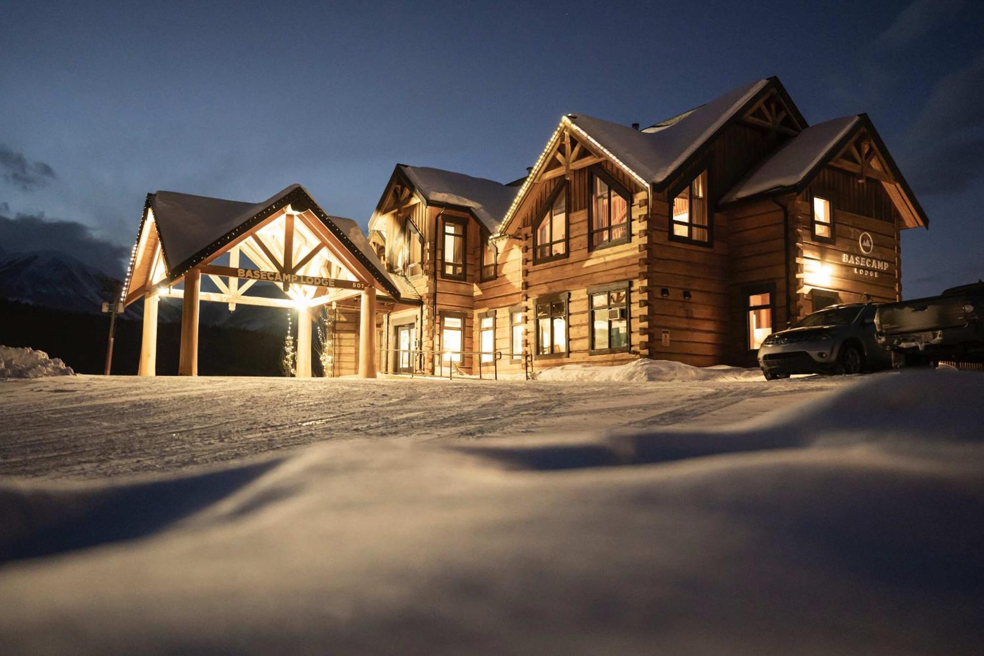Basecamp Lodge Golden * Golden