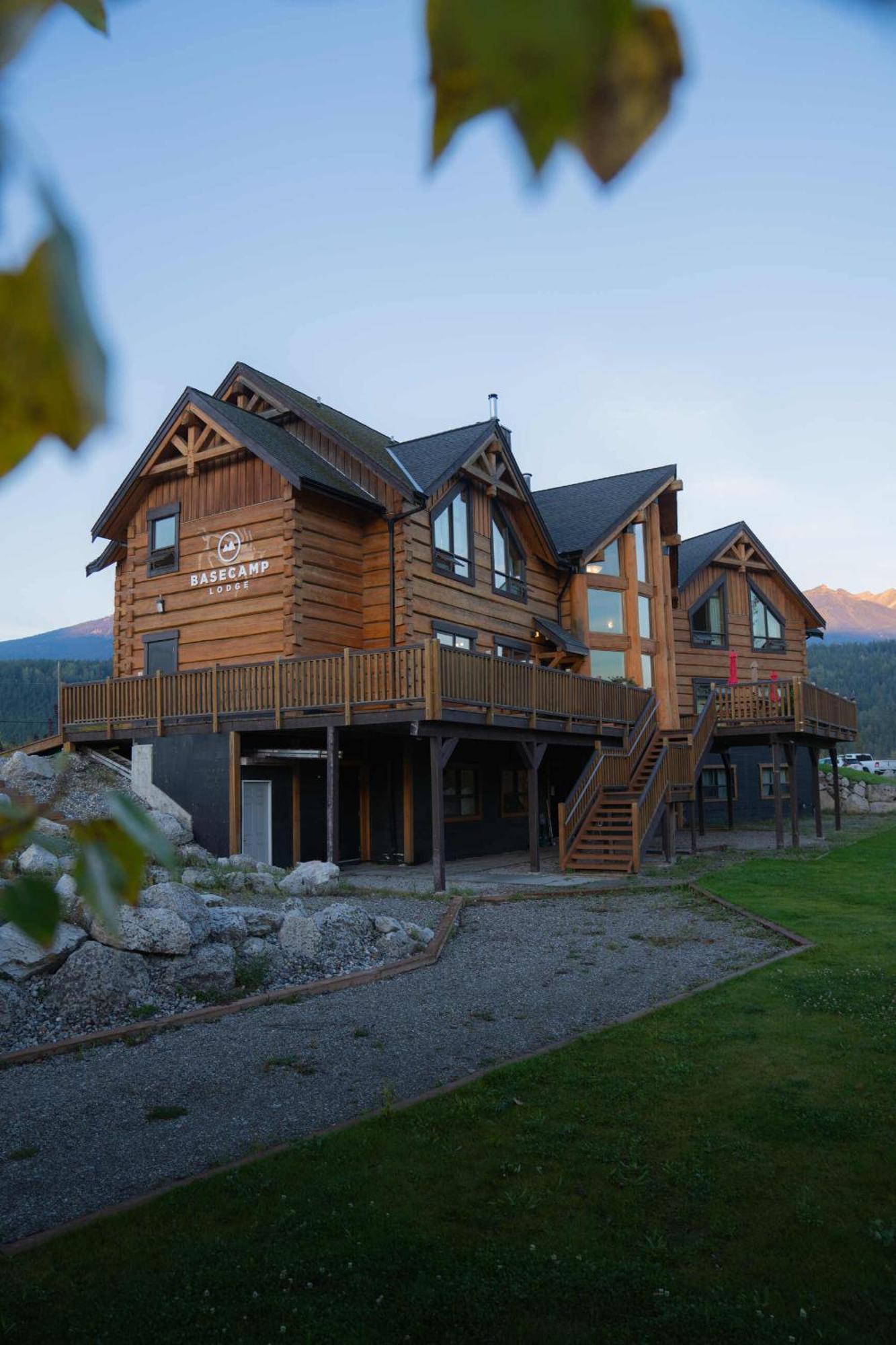 Basecamp Lodge Golden Lodge *